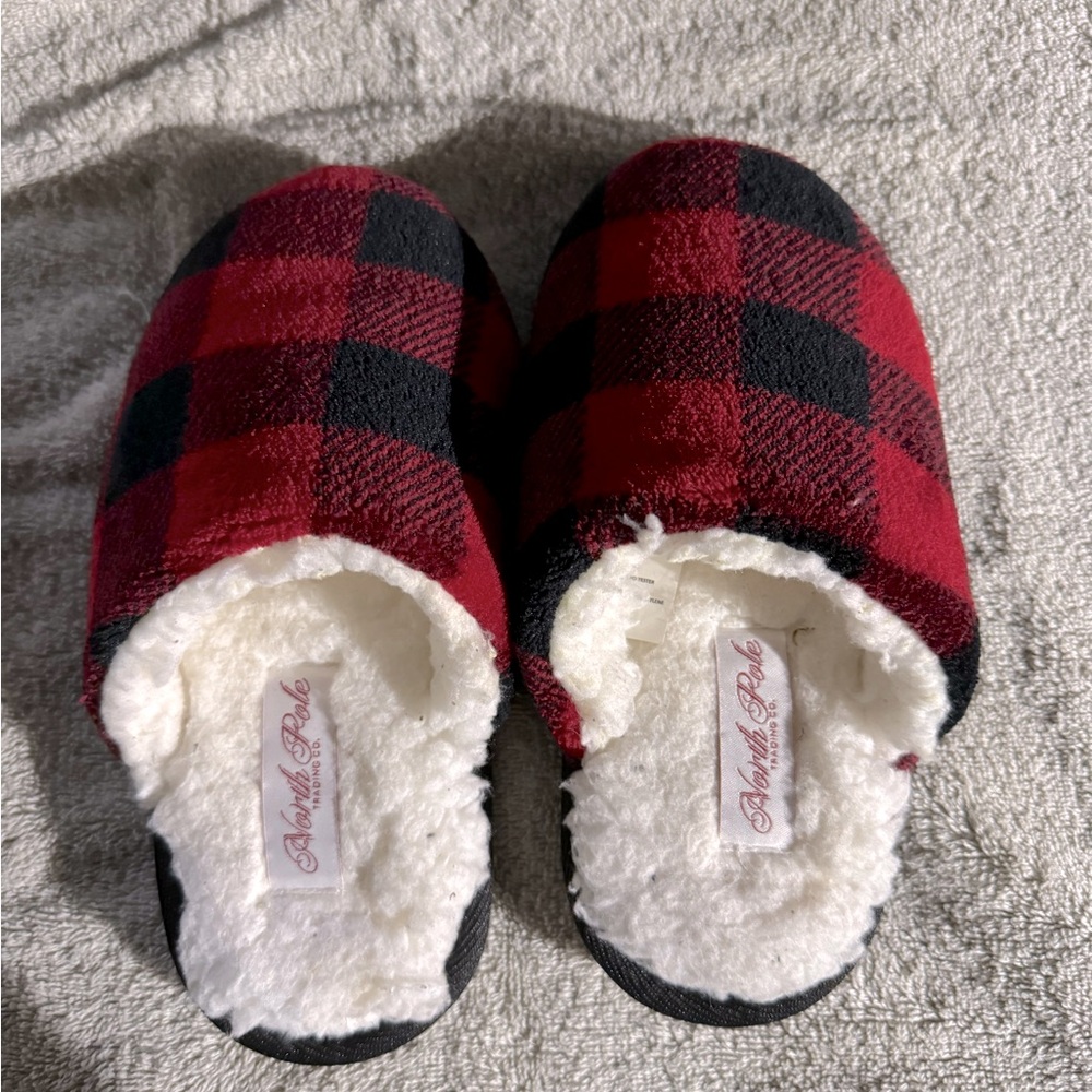 North Pole Trading Company kids slippers size S/M